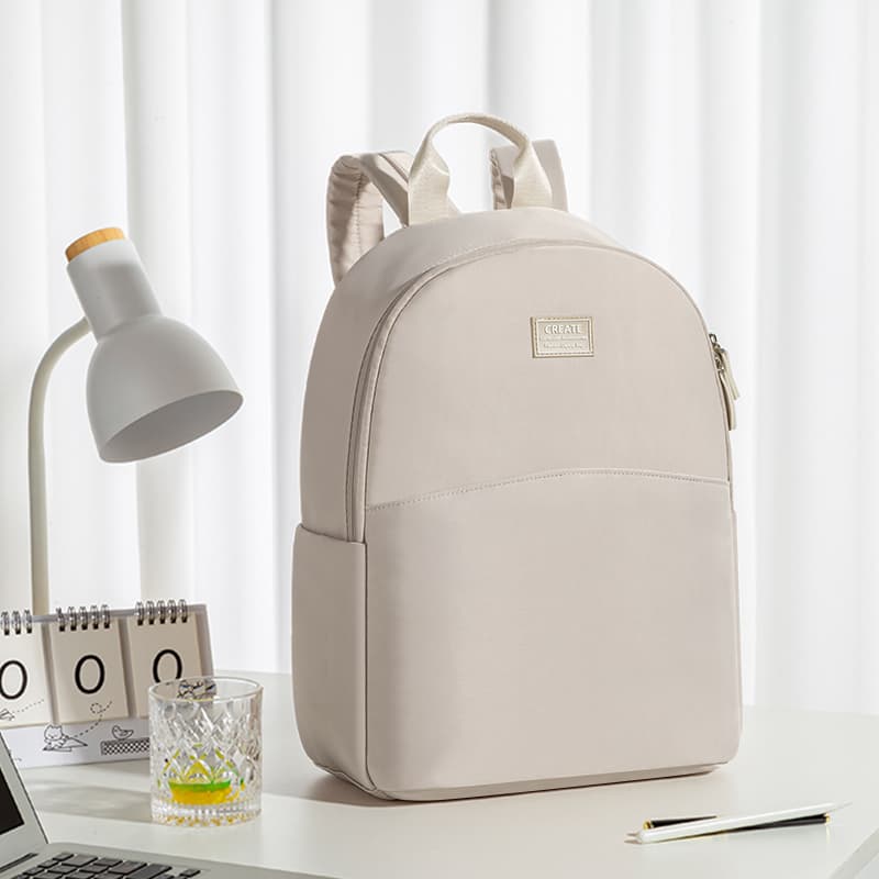 上品シンプル収納力抜群防水リュック