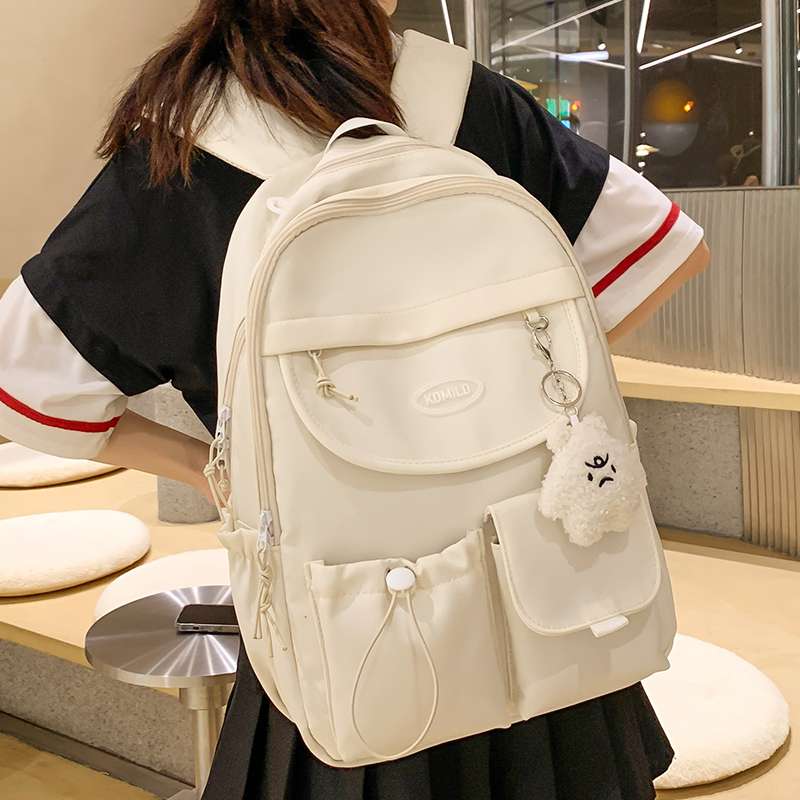 シンプル機能的防水リュック