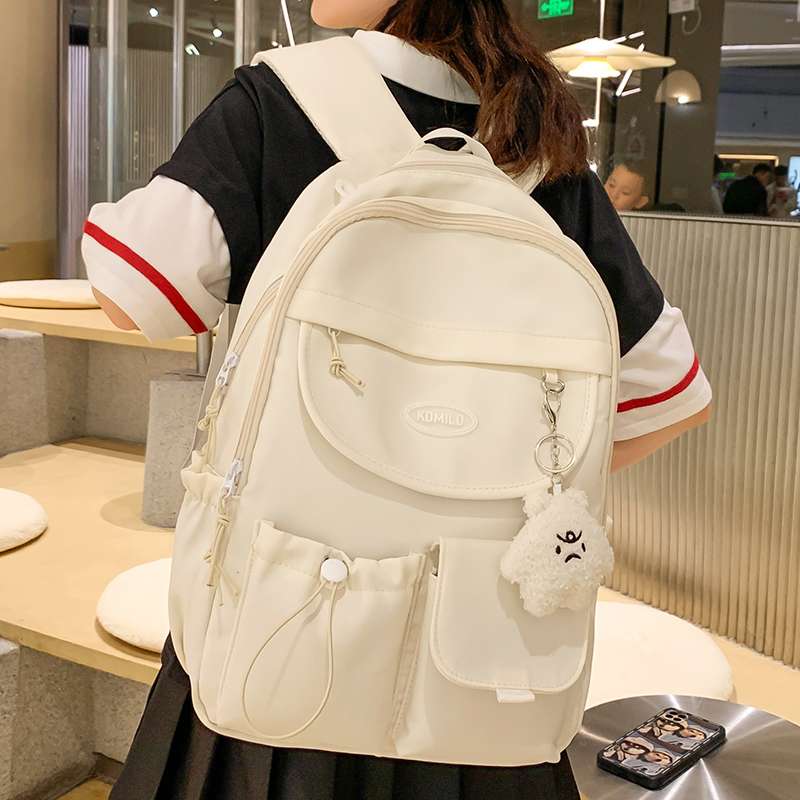 シンプル機能的防水リュック