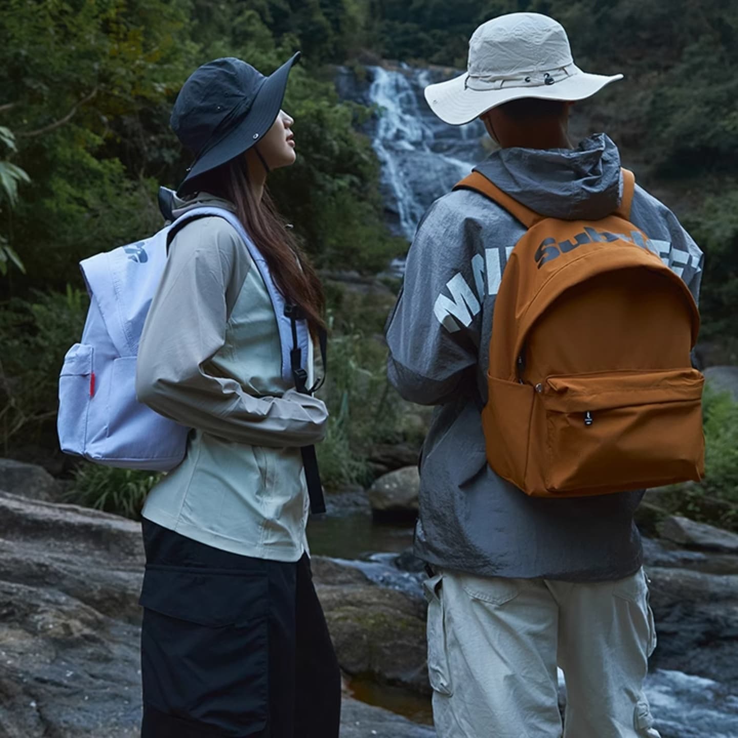 アウトドア散策用 登山防水リュック